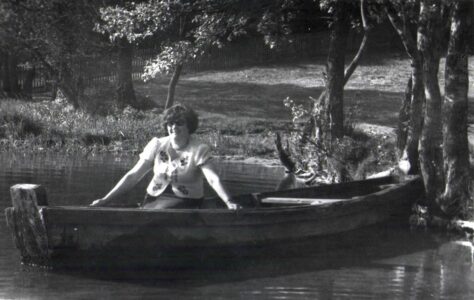 Anna Wiatrzyk na uroczysku Święte Miejsce. 1978.