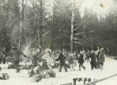 Zabawa podczas kuligu na Świetym Miejscu. Lata 80