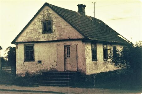 The former Zdanowicz house in Sztabin from around the middle of the 19th century. Dawny dom Zdanowiczów w Sztbinie pochodzący mniej więcej z połowy XIX w.