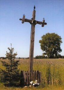 No longer existing wooden cross from Krasnoborki, unknown author. Nieistniejący już drewniany krzyż z Krasnoborek, autor nieznany.