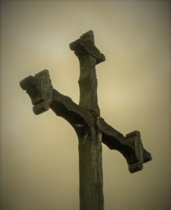 Wooden cross from 1914 in Ewy. Drewniany krzyż z 1914 roku w Ewach.