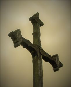 Drewniany krzyż z 1914 roku w Ewach.