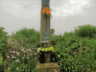 Wooden cross from 1914 in Ewy. Drewniany krzyż z 1914 roku w Ewach.