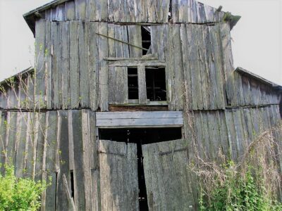 Tobacco dryer in Krasnoborki. 2005. Suszarnia tytoniu w Krasnoborkach. Rok 2005.