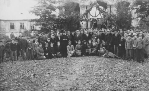 Otwarcie pierwszych po wojnie dożynek powiatowych w Dowspudzie. Organizatorem był m.in. Aleksander Putra. Otwarcie pierwszych po wojnie dożynek powiatowych w Dowspudzie. Organizatorem był m.in. Aleksander Putra.