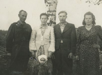 Jan Szyłak z żoną i córką oraz państwo Olszewscy. Jaśki, lata 50. Jan Szyłak z żoną i córką oraz państwo Olszewscy. Jaśki, lata 50.