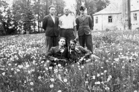 Aleksander wśród uczniów w Dowspudzie. Aleksander wśród uczniów w Dowspudzie.