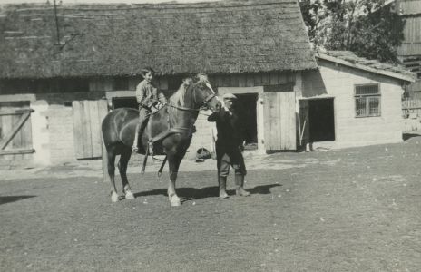 Jan w gospodarstwie w Jaśkach. Jan w gospodarstwie w Jaśkach.
