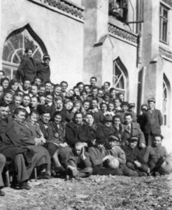 Aleksander i uczniowie szkoły rolniczej w Dowspudzie. Aleksander i uczniowie szkoły rolniczej w Dowspudzie.