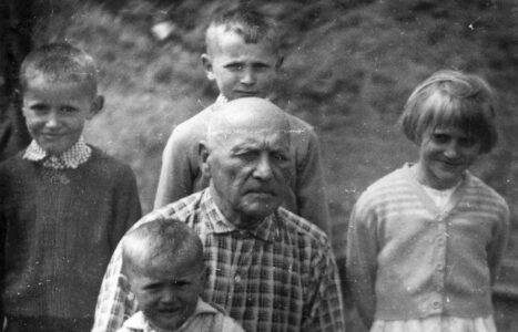 Aleksander z wnukami. Aleksander z wnukami.