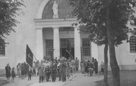 Wyjście z kościoła parafialnego na cmentarz w Raczkach. Pogrzeb Aleksandra Putry. Wyjście z kościoła parafialnego na cmentarz w Raczkach. Pogrzeb Aleksandra Putry.