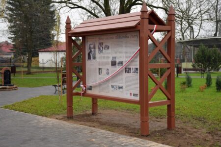 Przed otwarciem Skweru im. Aleksandra Putry w Raczkach na 100-lecie odzyskania niepodległości przez Polskę. Tablica pamiątkowa. Przed otwarciem Skweru im. Aleksandra Putry w Raczkach na 100-lecie odzyskania niepodległości przez Polskę. Tablica pamiątkowa.