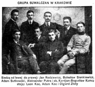 Polska Zbrojna- pismo codzienne, nr 128 (10 maja 1936). Aleksander Putra pierwszy z prawej strony w górnym rzędzie. Kraków, okres studiów, Związek Strzelecki. Polska Zbrojna- pismo codzienne, nr 128 (10 maja 1936). Aleksander Putra pierwszy z prawej strony w górnym rzędzie. Kraków, okres studiów, Związek Strzelecki.