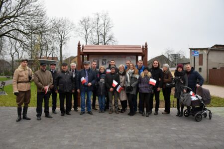 Potomkowie Aleksandra oraz ich rodziny podczas nadania imienia skwerowi przy Gminnym Ośrodku Kultury w Raczkach. 11 listopada 2018. Potomkowie Aleksandra oraz ich rodziny podczas nadania imienia skwerowi przy Gminnym Ośrodku Kultury w Raczkach. 11 listopada 2018.