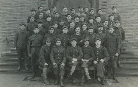 Żołnierze w niemieckiej niewoli. Jan Szyłak siedzi drugi od prawej strony. Żołnierze w niemieckiej niewoli. Jan Szyłak siedzi drugi od prawej strony.