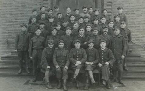 Żołnierze w niemieckiej niewoli. Jan Szyłak siedzi drugi od prawej strony. Żołnierze w niemieckiej niewoli. Jan Szyłak siedzi drugi od prawej strony.