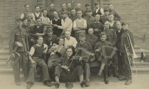 Żołnierze w niemieckiej niewoli. Jan Szyłak stoi w 2 rzędzie od góry w sweterku w kratę. Żołnierze w niemieckiej niewoli. Jan Szyłak stoi w 2 rzędzie od góry w sweterku w kratę.