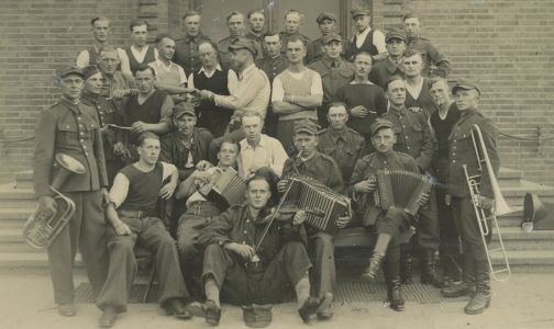 Żołnierze w niemieckiej niewoli. Jan Szyłak stoi w 2 rzędzie od góry w sweterku w kratę. Żołnierze w niemieckiej niewoli. Jan Szyłak stoi w 2 rzędzie od góry w sweterku w kratę.