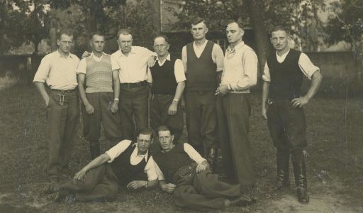 Polscy żołnierze w niewoli. Jan Szyłak stoi drugi od lewej strony. Polscy żołnierze w niewoli. Jan Szyłak stoi drugi od lewej strony.