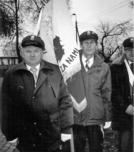 Edward Orbik (holding the banner). Edward Orbik (trzyma sztandar).