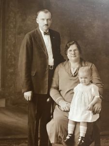 Bronisława z rodzicami - Bronisławą i Petrem Zukaitas.