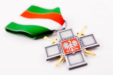 Krzyż Zesłańców Sybiru. Edward Orbik otrzymał to odznaczenie z rąk Prezydenta Bronisława Komorowskiego we wrześniu 2010 roku. Krzyż Zesłańców Sybiru. Edward Orbik otrzymał to odznaczenie z rąk Prezydenta Bronisława Komorowskiego we wrześniu 2010 roku.