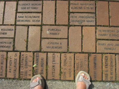 Some miners' families have been commemorated in this original way Niektóre rodziny górników zostały upamiętnione w ten oryginalny sposób
