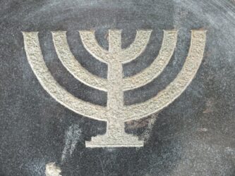 Menora na pomniku na starym cmentarzu żydowskim w Augustowie. Fot. Ryszard Korąkiewicz Menora na pomniku na starym cmentarzu żydowskim w Augustowie. Fot. Ryszard Korąkiewicz