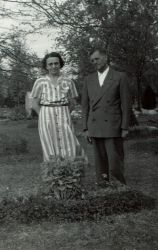 Frances i Charles Jerome przy grobie syna Charliego Frances i Charles Jerome przy grobie syna Charliego