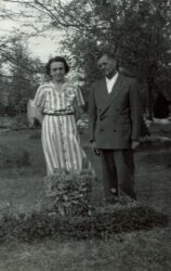 Frances i Charles Jerome przy grobie syna Charliego Frances i Charles Jerome przy grobie syna Charliego