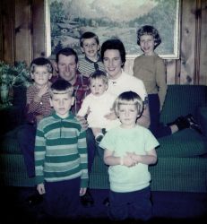 Mary Jerome Egan z mężem i sześciorgiem dzieci - rok 1973 Mary Jerome Egan z mężem i sześciorgiem dzieci - rok 1973