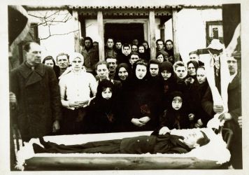 Pogrzeb nieznanego członka rodziny Jaroma Pogrzeb nieznanego członka rodziny Jaroma