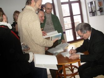 Prof. Marian Pokropek podpisuje książkę w Suwałkach, 2010, fot. Józefa Drozdowska