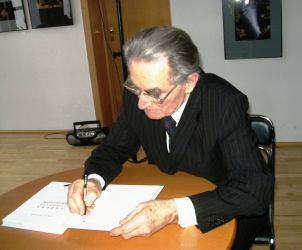 Prof. Marian Pokropek podpisuje książkę w Suwałkach, 2010, fot. Józefa Drozdowska