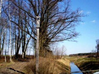 Kapliczka św. Jana Nepomucena nad Turówką. Fot. Józefa Drozdowska, 2005 Kapliczka św. Jana Nepomucena nad Turówką. Fot. Józefa Drozdowska, 2005