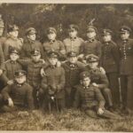 Stanisław Nyka (X) w Państwowej Szkole dla Leśniczych w Margoninie - przy 100-letnim świerku