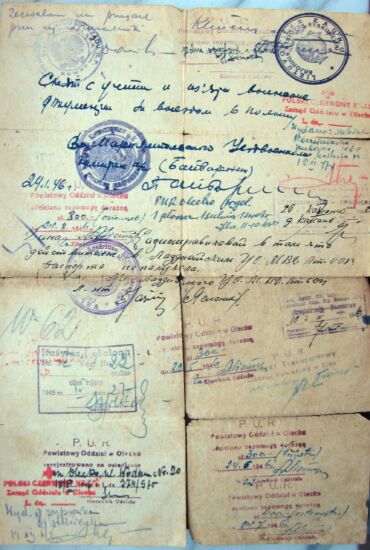 Na odwrocie karty ewakuacyjnej odnotowano zapomogi udzielane rodzinie w Olecku w 1946 roku Na odwrocie karty ewakuacyjnej odnotowano zapomogi udzielane rodzinie w Olecku w 1946 roku