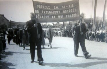 Stanisław Kazimierowicz na czele pochodu Stanisław Kazimierowicz na czele pochodu