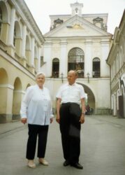 Seniorzy na wycieczce w Wilnie. Ostra Brama