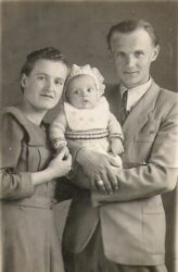 Z pierwszym synem Zdzisławem. Gołdap, 1952 r.